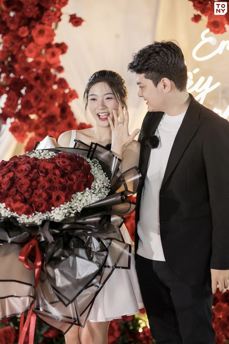 Famous Hot Girl Breaks Up with Boyfriend, What Happened After the "Shock" of Christmas 2023? 4 anh mo ta 1734509341402 173450934687510757104