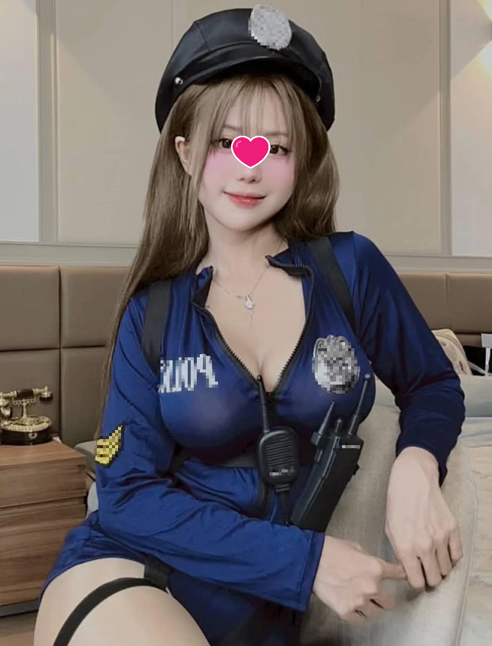 The Sexy Transformer Streamer: Posing Provocatively, Fans Demand: "Dress More Modestly" 1 base64 1733655465037741484595