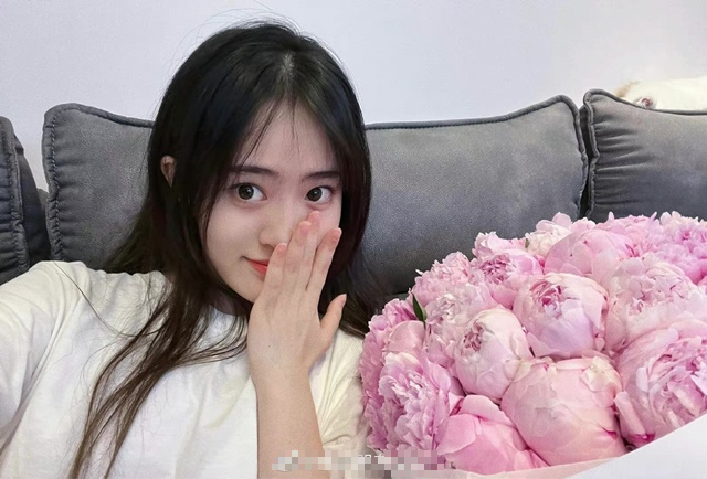 JackeyLove's Girlfriend Faces Heavy Criticism After Over-the-Top Display of Achievements! 6 edit khong co gi ngoai dieu kien sieu sao lpl tang 3 ty tien hoa cho ban gai trong 1 nam 18 8673 1733023749156139453175
