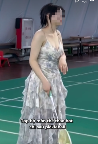 Girl Wears Dress While Playing Badminton, Constantly Adjusting "Wardrobe Malfunction" Strings, Sparking Online Debate 2 edit screenshot 2024 12 16 122610 17343289408031746587420