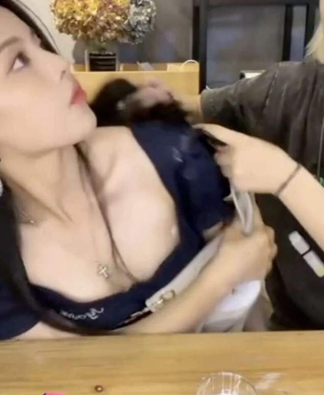 Thanks to Her Assistant Removing Her Top on Stream, This Hot Girl is More Popular Than Ever, Viewer Count Soars 1 feafea e 17346780994161669402374