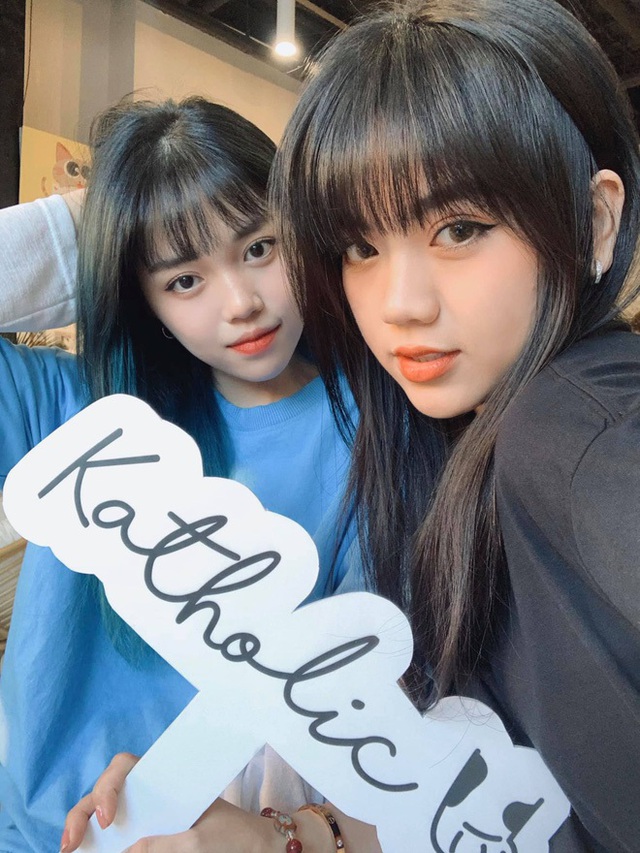 Bảo Hân Helia Strikes a Bold Look, Flaunting Her Curves with a Mysterious 'Hand'