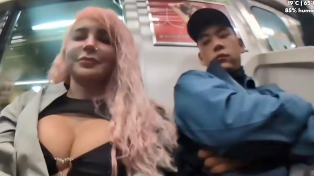 Dressed Too Provocatively, Beautiful Female Streamer Panics at Strange Gaze, Has to Save Herself Immediately 3 photo 1732679427769 17326794291351834291010 1735100603201 17351006034412017067062 1735101409796 1735101410390349268600