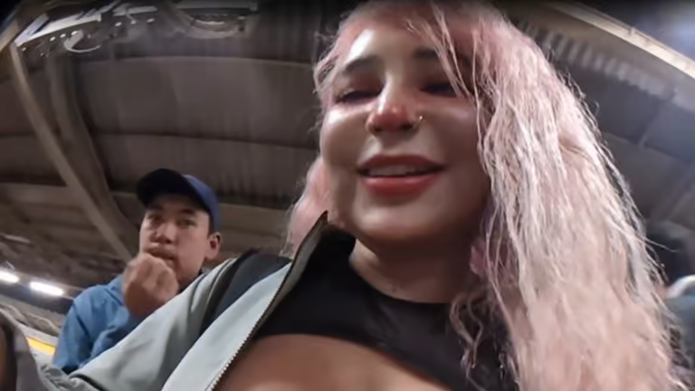 Dressed Too Provocatively, Beautiful Female Streamer Panics at Strange Gaze, Has to Save Herself Immediately 2 photo 1732679434208 1732679434528382844747 1735100602210 1735100602403390105849 1735101409070 1735101409244539568294