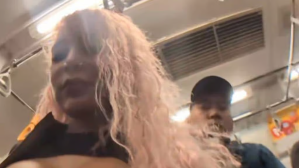 Dressed Too Provocatively, Beautiful Female Streamer Panics at Strange Gaze, Has to Save Herself Immediately 4 photo 1732679519848 1732679520449546386832 1735100604592 1735100604704325465178 1735101410922 1735101411104101358546