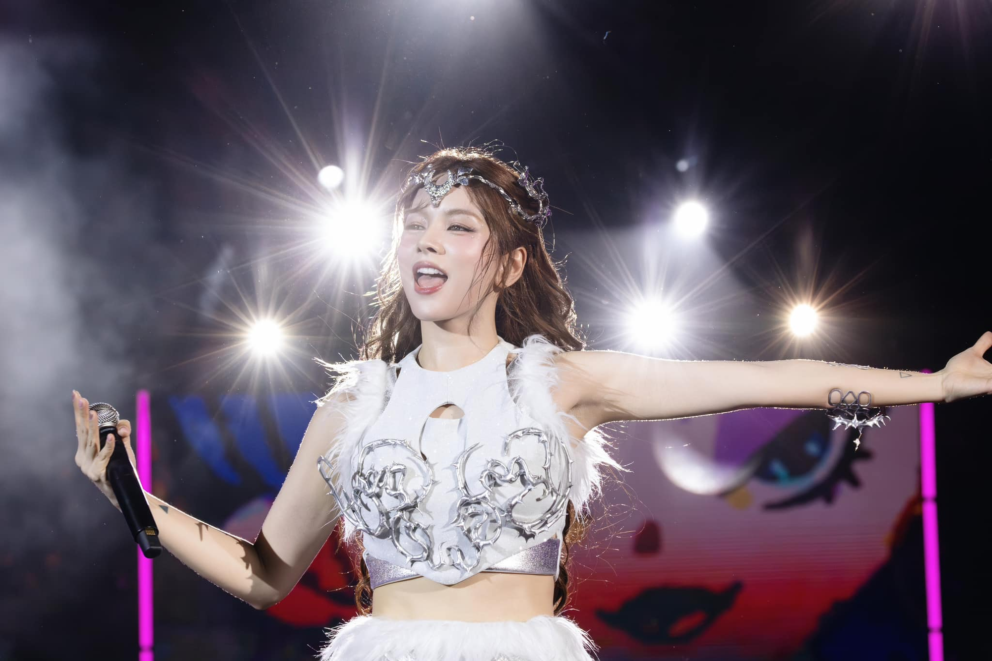 The DJ Goddess Becomes More Stunning After a Year Post-Breakup 3 photo 1735285312230 17352853125601204980321