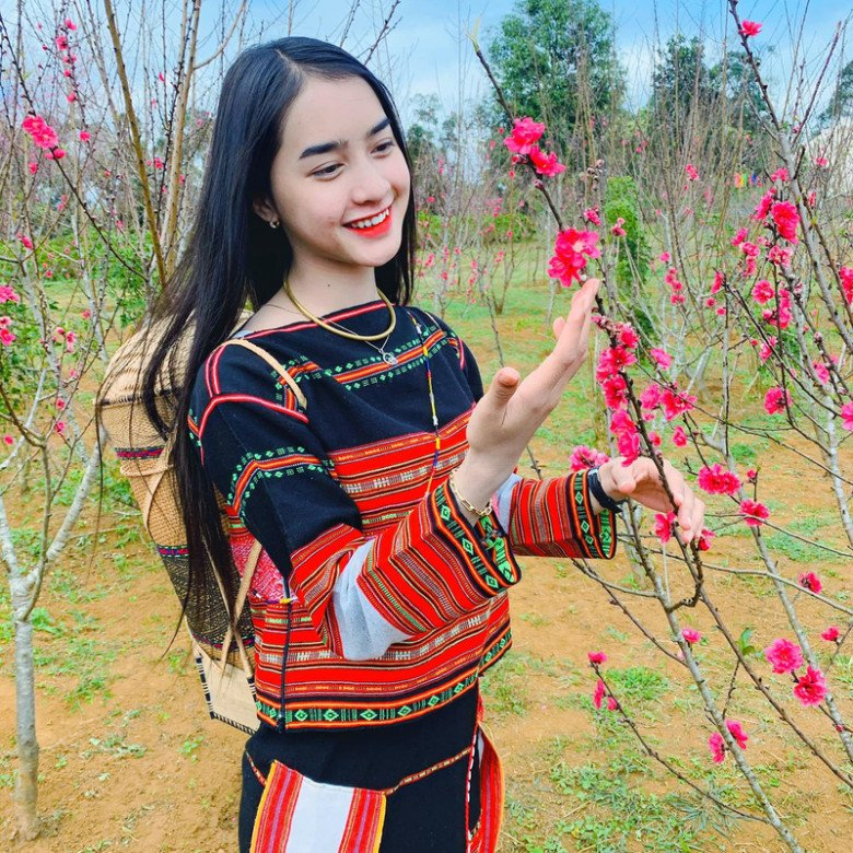 Mountain Girl Yona Cươn Transforms into a "City Girl", Unrecognizable Beauty 1 photo 1735355928792 17353559295201180855411