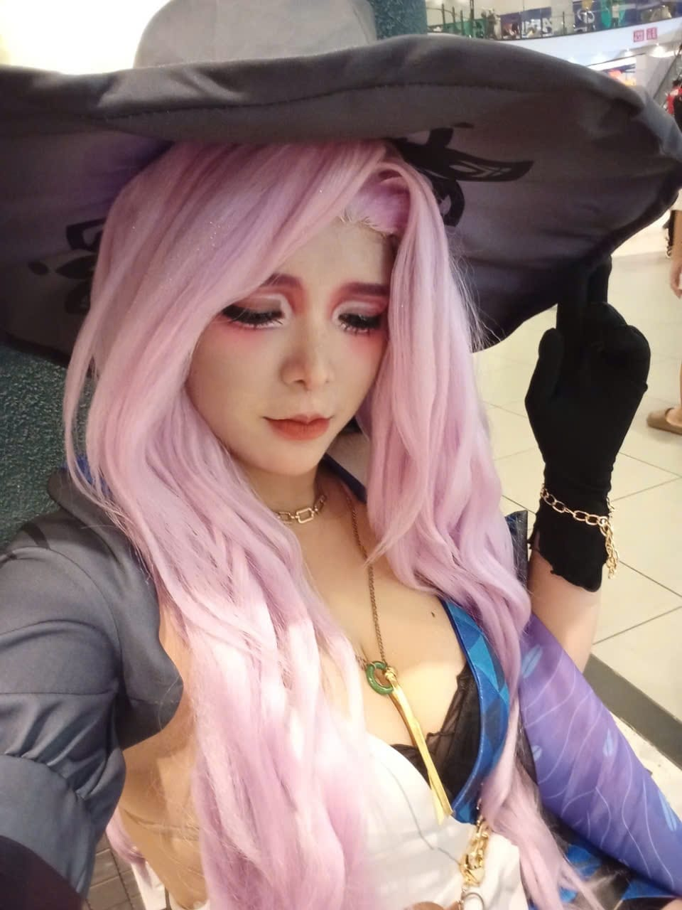 Take a Look at the Everyday Photos of the Stunning Cosplayer, Revealing Her Identity That Leaves Male Fans Awestruck 5 photo 1735620514742 17356205149851090236079