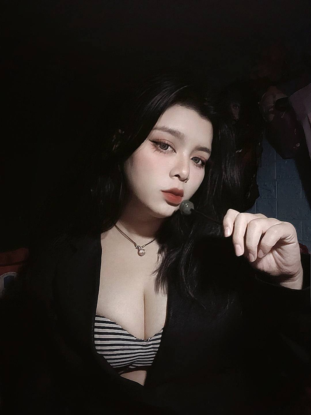 Take a Look at the Everyday Photos of the Stunning Cosplayer, Revealing Her Identity That Leaves Male Fans Awestruck 7 photo 1735620618241 17356206186871674285336