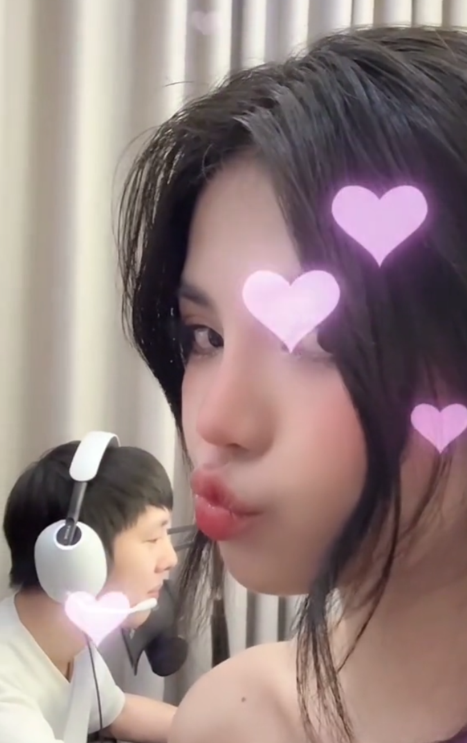 Mai Dora's Action During Livestream Sparks a Chat Filled with the Word 'Cay' 2 screenshot 2024 12 03 112057 1733211090225708458215