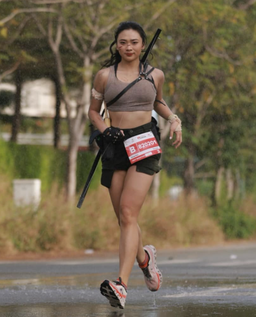 Bored of Workout Clothes, Hot Girl Runs in Stunning Lara Croft Cosplay
