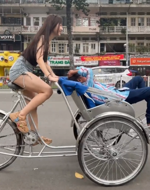 Sizzling Hot Girl Captivates Attention While Filming Cyclo Ride in Vietnam 5 screenshot 2024 12 26 152641 17352034173751456208207