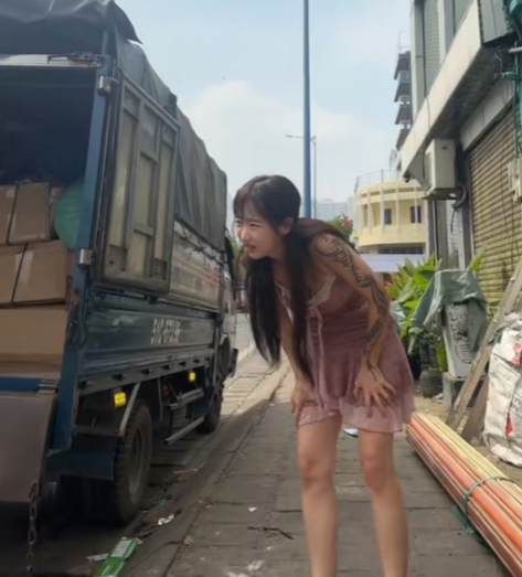 Sizzling Hot Girl Captivates Attention While Filming Cyclo Ride in Vietnam 7 screenshot 2024 12 26 152704 17352034173421642672262