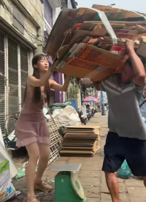 Sizzling Hot Girl Captivates Attention While Filming Cyclo Ride in Vietnam 8 screenshot 2024 12 26 152709 1735203417274719657173