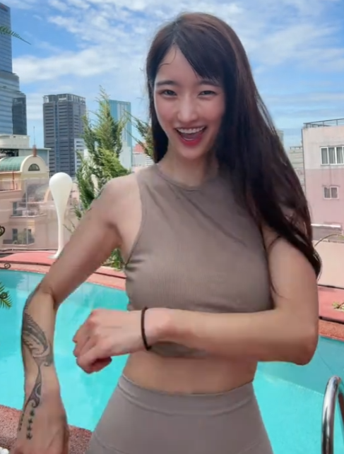 Sizzling Hot Girl Captivates Attention While Filming Cyclo Ride in Vietnam 2 screenshot 2024 12 26 152820 17352034172381309011519