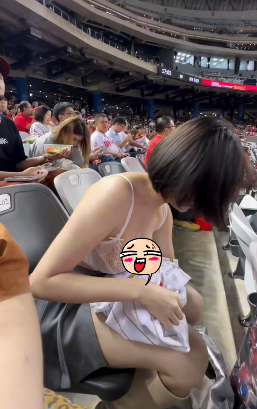 Taking Off Her Shirt in Public, the Sultry Hot Girl Sparks Intense Controversy - Image 3.