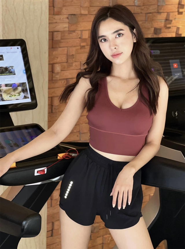 Tú Anh Susu's First Cosplay Showcases Her Sexy Figure, Leaving Male Fans Anxious