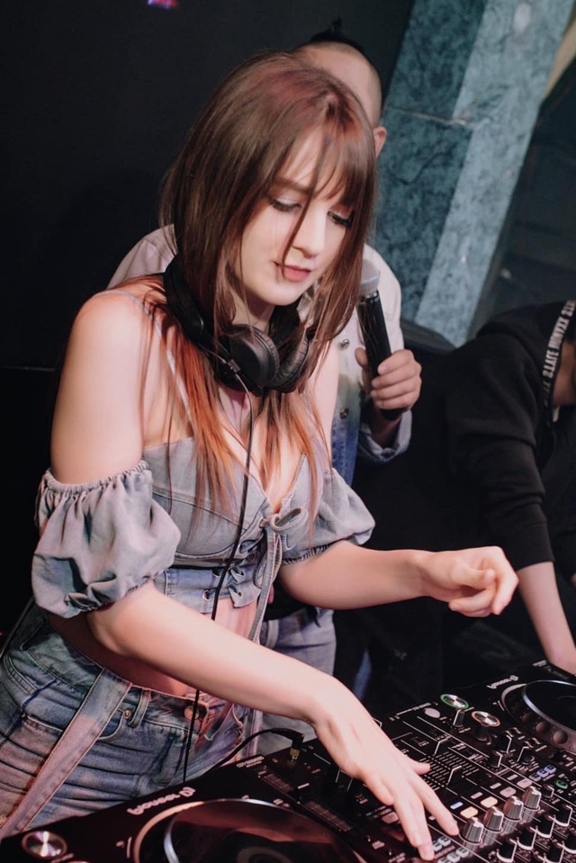 A Close Look at the Beautiful Foreign DJ Supporting Vietnam's National Team 8 46606692617144248560122403234894005320824263n 17358763416011251411695
