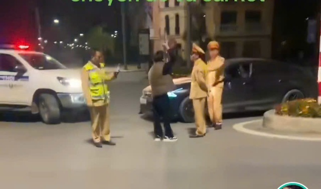 Police Temporarily Detain Tiktoker "Nam Birthday" 1 Nam Birthday livestreaming, resisting police. Screenshot from the clip