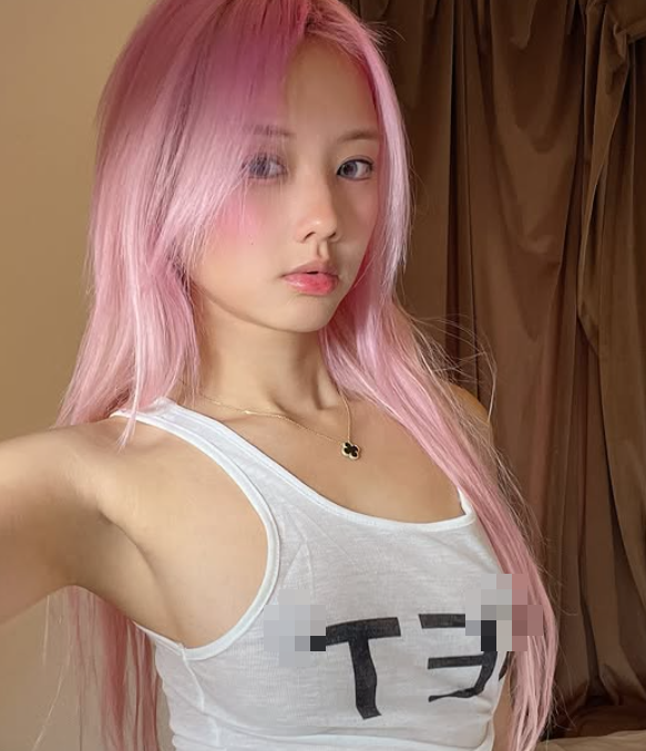 Bold Poses, Vietnamese-Origin Female Streamer "Flexes" Her Tiny Waist, "Igniting" All Eyes 2 edit screenshot 2025 01 10 113858 17364839609931152337640