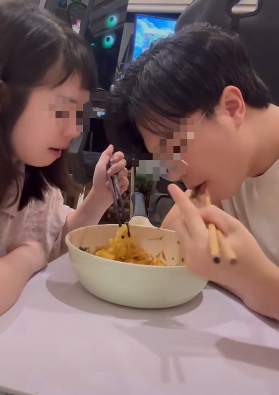 After the controversy of being accused as the third party, the famous female streamer publicly reveals her new partner 6 edit screenshot 2025 01 27 144511 17379639747731185687068