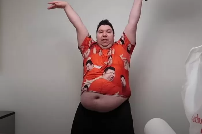 Going All Out for Work, YouTuber Gains 171kg, Uses Ventilator Yet Continues to Make Mukbang Clips and the Outcome 1 photo 1733804478656 17338044788961429775677