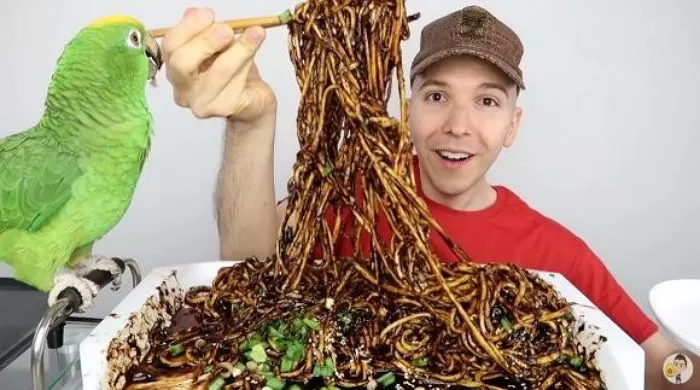 Going All Out for Work, YouTuber Gains 171kg, Uses Ventilator Yet Continues to Make Mukbang Clips and the Outcome 4 photo 1733804535808 1733804536869512933037
