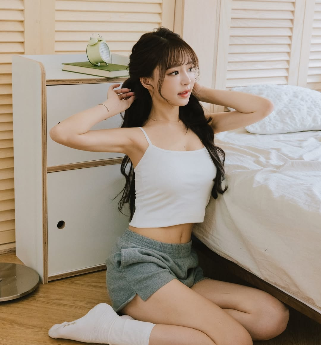 Confidently Changing Clothes in Public, This Hot Girl Suddenly Goes Viral, Followers Skyrocket 1 photo 1735621007485 1735621007640942566864