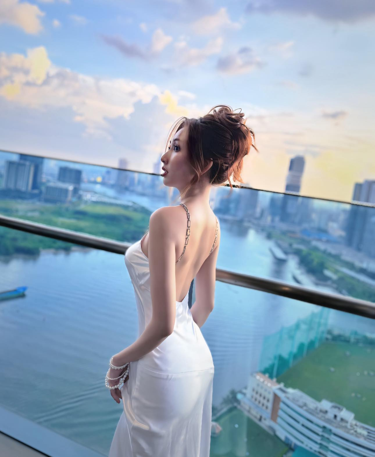 Viral: Thanh Meo Shows Off Her Figure in a Tight Dress, Reveals Unexpected Truth 2 photo 1735787392464 17357874237561217487265
