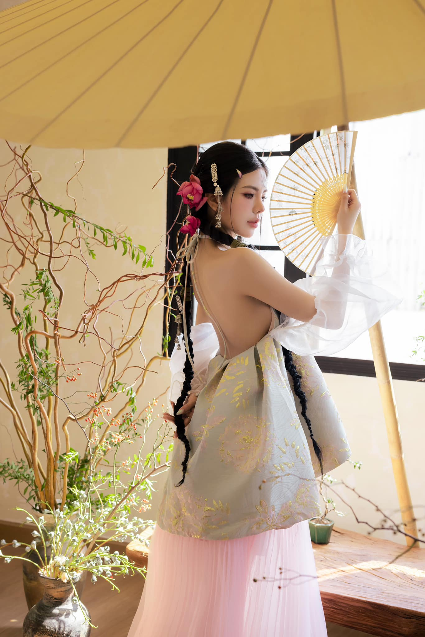 Mai Dora Transforms into a Fairy Goddess, Flaunts Her Stunning Bare Back 2 photo 1736478021642 17364780218431046777422