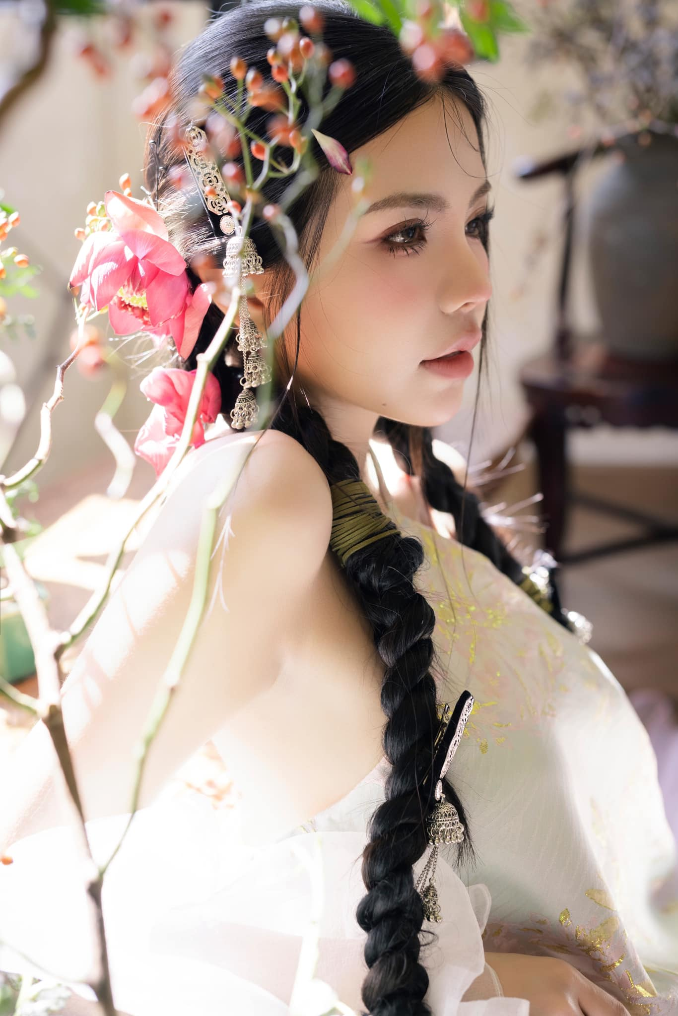 Mai Dora Transforms into a Fairy Goddess, Flaunts Her Stunning Bare Back 4 photo 1736478041144 17364780413511981679723