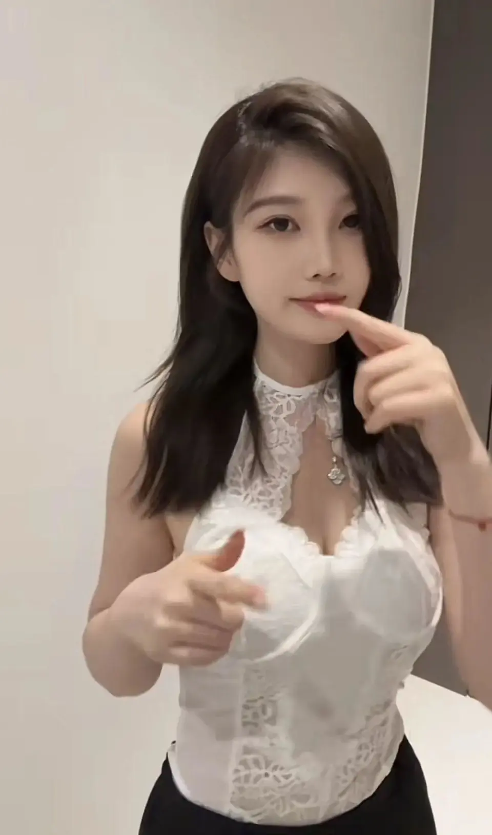 Live Streaming While Exercising, Female Streamer Captivates Male Fans, Publicly Asks for a Hotel Date 1 photo 1737022192309 1737022192586519853636