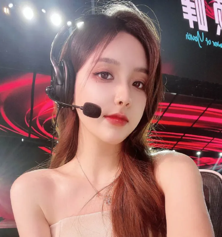 A Moment of Embarrassment: The Beautiful LPL "Goddess" Reveals an Unbelievable Streaming Backstage, Fans Disappointed in Their Idol? 1 photo 1737244661540 1737244662068817539068