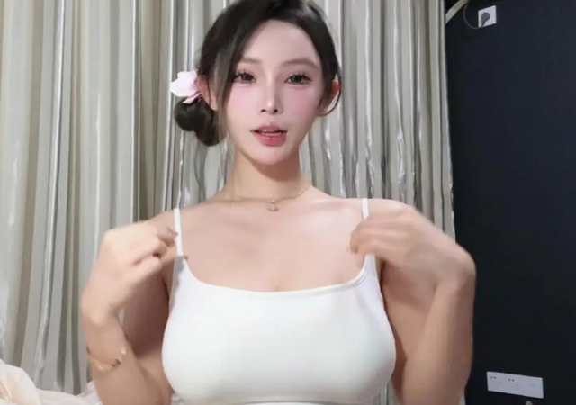 Beautiful streamer adored by thousands suddenly faces fan backlash for "unacceptable" actions during livestream 1 screenshot 2025 01 11 135901 17365787508941423330769