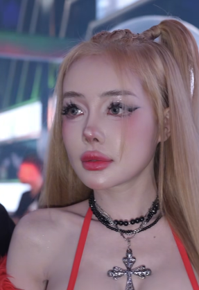 Ngân 98 Freezes in Shock at Male Fan's "Inappropriate" Action in Public 7 screenshot 2025 01 20 145335 17373610623852034501683