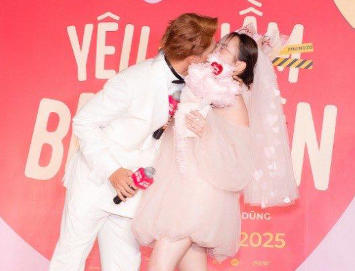Kaity Nguyễn Surprised by "Sensitive" Action on Stage, Online Community Reacts Strongly 5 screenshot 2025 01 24 113729 17376935085101184386877