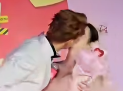 Kaity Nguyễn Surprised by "Sensitive" Action on Stage, Online Community Reacts Strongly 4 screenshot 2025 01 24 113808 17376935084962035330958