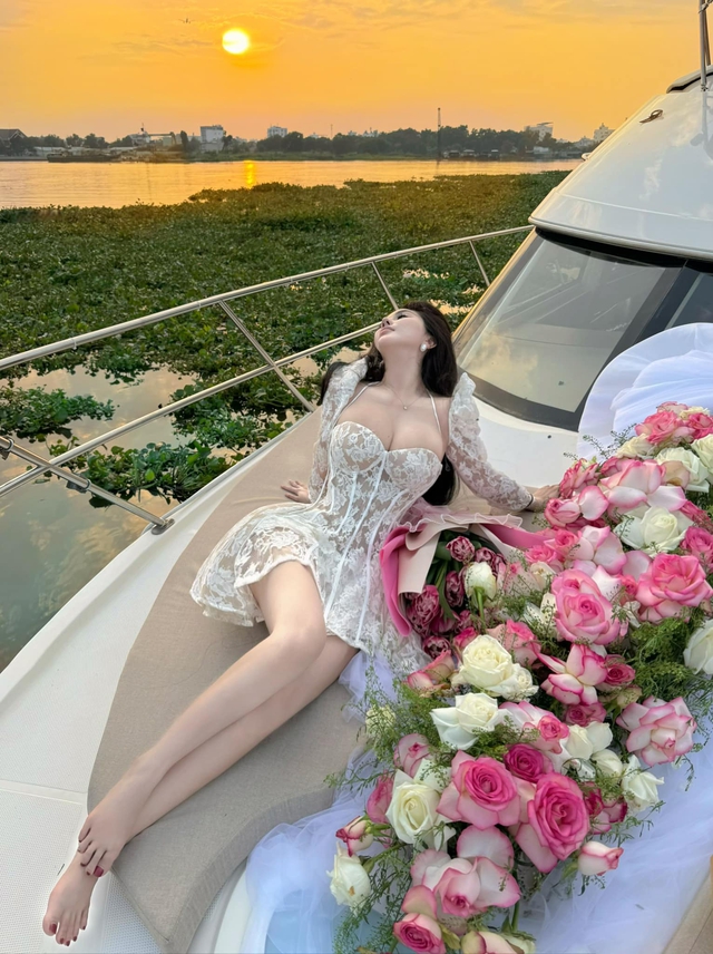 Striking a Pose on a Yacht, 2001 Hot Girl Shows Off Her Stunning and Alluring Figure 4 48023738538892942279860722700516517940455024n 1739672292703665541372