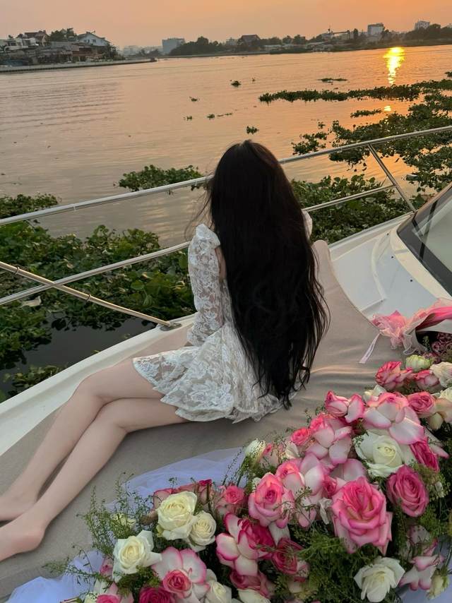 Striking a Pose on a Yacht, 2001 Hot Girl Shows Off Her Stunning and Alluring Figure 5 The beautiful girl with a natural, approachable style has an undeniable charm.