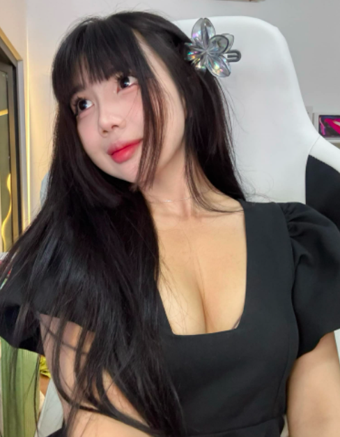 Female Streamer Invites Fans to Game, But Everyone Focuses on Her Stunning Figure 4 anh chup man hinh 2025 02 08 luc 150118 17390017037021748934194