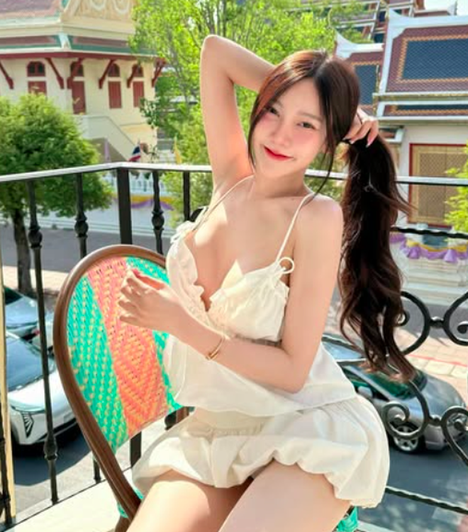 Late to the Tape Dress Trend, Million-Follower Hot Girl Still Causes a "Storm" with a Deliberate Boob Squeeze 3 anh chup man hinh 2025 02 26 luc 151100 17405575208711529527850