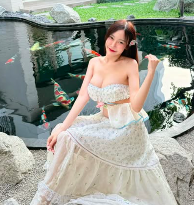 Late to the Tape Dress Trend, Million-Follower Hot Girl Still Causes a "Storm" with a Deliberate Boob Squeeze 1 anh chup man hinh 2025 02 26 luc 151130 1740557520986130022338