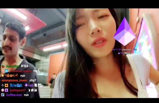 Beautiful Female Streamer Surprised by Incident, Targeted by Stranger While Live Streaming 3 base64 1738746395755725481250