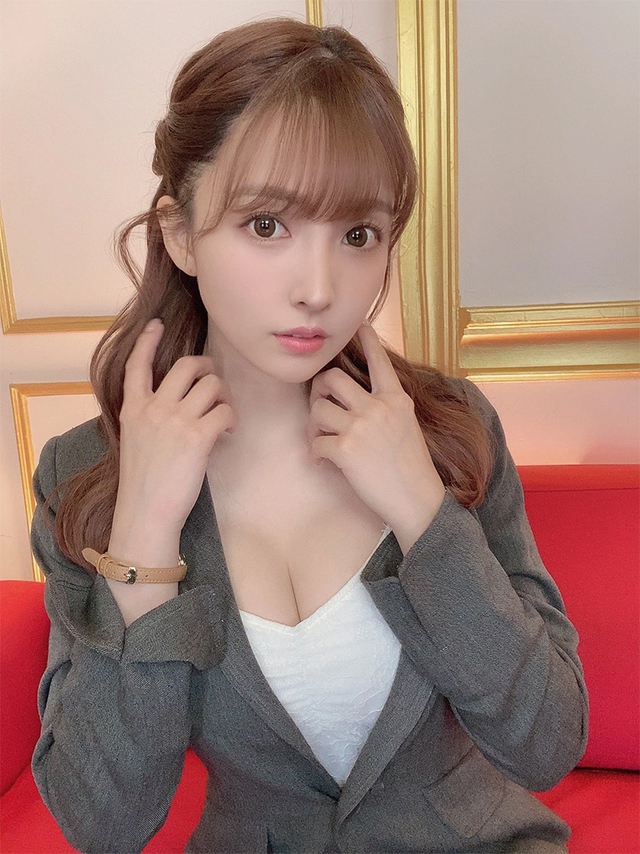 Surprised by Yua Mikami's Photos in Vietnam, Fans Excitedly Gather to "Hunt for Idol" 5 boc tran doi tu hon loan cua sao nu nhat ban nu than trong mong bao chang trai quen cung luc 2 ban trai 2 133817 1740623052876 1740623053425474711270