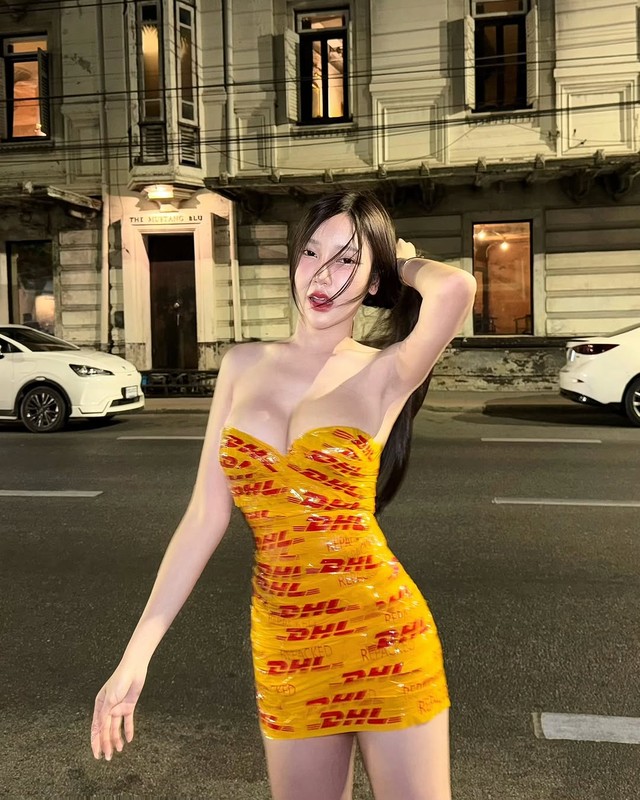 Late to the Tape Dress Trend, Million-Follower Hot Girl Still Causes a "Storm" with a Deliberate Boob Squeeze 11 du trend vay bang keo muon hot girl trieu fan van hut anh nhin 17405576110082046640468