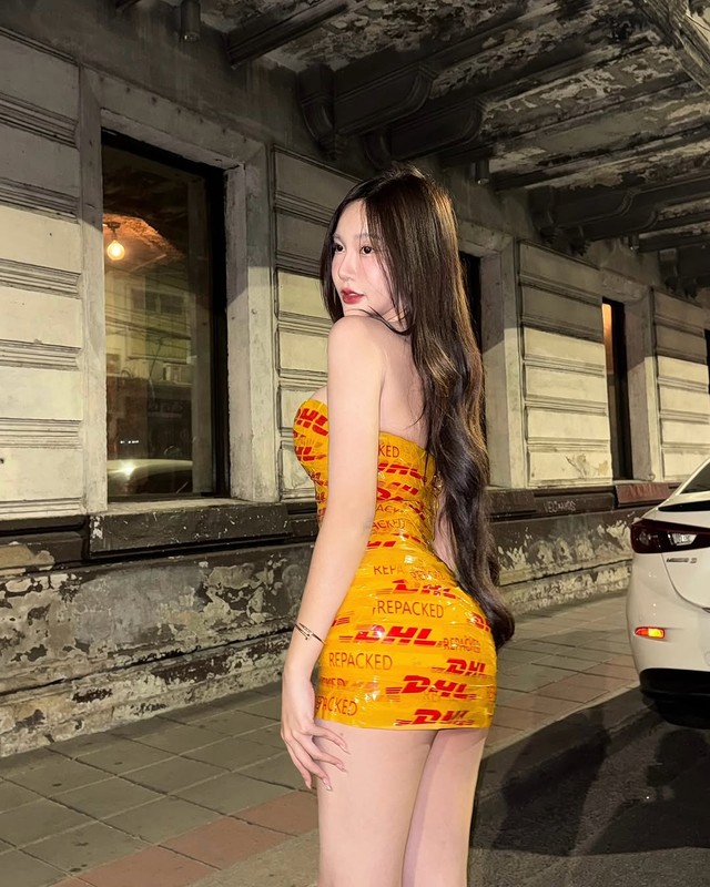 Late to the Tape Dress Trend, Million-Follower Hot Girl Still Causes a "Storm" with a Deliberate Boob Squeeze 5 du trend vay bang keo muon hot girl trieu fan van hut anh nhin hinh 2 1740557610743606710942