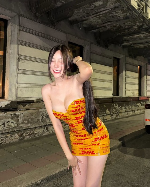 Late to the Tape Dress Trend, Million-Follower Hot Girl Still Causes a "Storm" with a Deliberate Boob Squeeze 7 du trend vay bang keo muon hot girl trieu fan van hut anh nhin hinh 4 17405576109671018446101