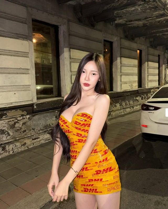 Late to the Tape Dress Trend, Million-Follower Hot Girl Still Causes a "Storm" with a Deliberate Boob Squeeze 8 du trend vay bang keo muon hot girl trieu fan van hut anh nhin hinh 5 17405576109751384158724