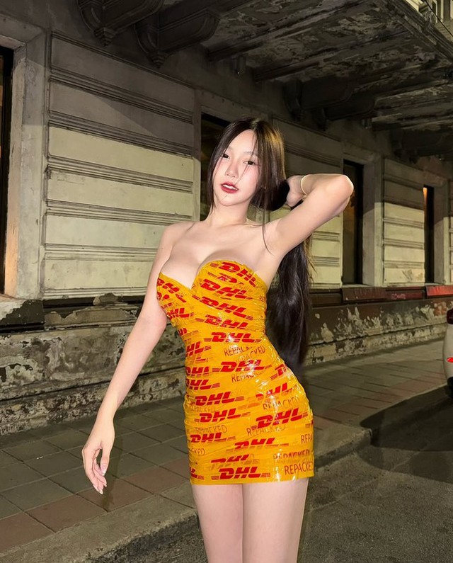 Late to the Tape Dress Trend, Million-Follower Hot Girl Still Causes a "Storm" with a Deliberate Boob Squeeze 9 du trend vay bang keo muon hot girl trieu fan van hut anh nhin hinh 6 17405576109851606557672