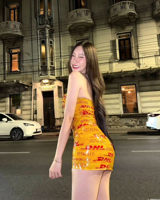 Late to the Tape Dress Trend, Million-Follower Hot Girl Still Causes a "Storm" with a Deliberate Boob Squeeze 10 du trend vay bang keo muon hot girl trieu fan van hut anh nhin hinh 7 1740557610992402918102